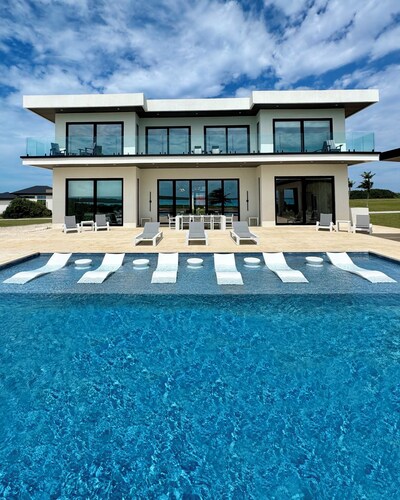 Seaside Villa - Brand New Modern Luxury 7 Bedrooms + 9 Bathrooms + Concierge