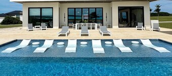 Seaside Villa - Brand New Modern Luxury 7 Bedrooms + 9 Bathrooms + Concierge