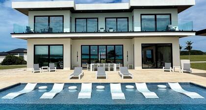 Seaside Villa - Brand New Modern Luxury 7 Bedrooms + 9 Bathrooms + Concierge