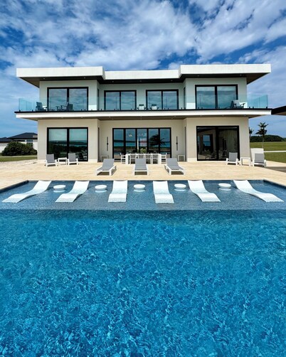 Seaside Villa - Brand New Modern Luxury 7 Bedrooms + 9 Bathrooms + Concierge