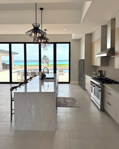 Seaside Villa - Modern Luxury 7 Bedrooms + 9 Bathrooms + Concierge