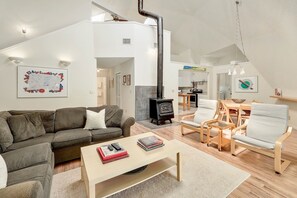 Smart TV, fireplace - NEW - Unique Family-Friendly Getaway w/Private Blanco River Access on 10 Acres (Wimberley)