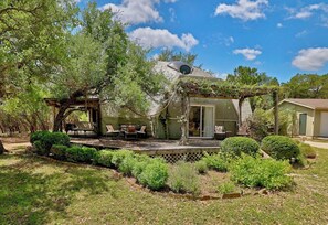 Outdoor dining - NEW - Unique Family-Friendly Getaway w/Private Blanco River Access on 10 Acres (Wimberley)