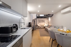 Fridge, microwave, oven, coffee/tea maker - Ribeira Spacious Apartment for 6 (Oporto)