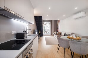 Fridge, microwave, oven, coffee/tea maker - Ribeira Large Apt for 6 (Oporto)