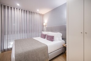 2 bedrooms, free WiFi, bed sheets - Ribeira Large Apt for 6 (Oporto)