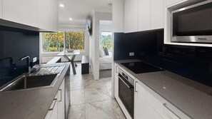 Fridge, microwave, oven, stovetop - House Matterhorn Unit 2 (East Jindabyne)
