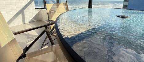 Apartment | Outdoor spa tub