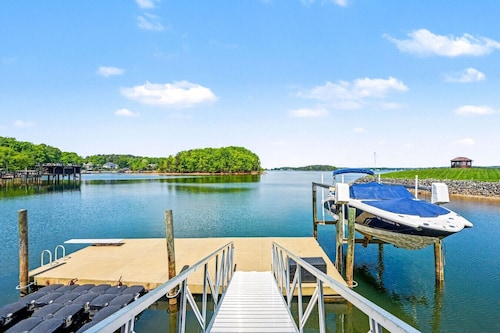 Lake Norman cottage with stunning views