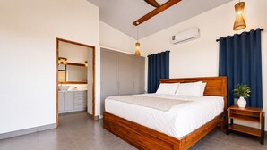 Un dormitorio con cama de madera, una mesita de noche, un armario y un equipo de aire acondicionado.