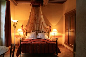 4 bedrooms, iron/ironing board, WiFi - Quiet Maison de Maître in Burgundy with enclosed gardens. Pets welcome. (Huilly-sur-Seille)