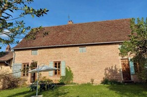 Exterior - Quiet Maison de Maître in Burgundy with enclosed gardens. Pets welcome. (Huilly-sur-Seille)