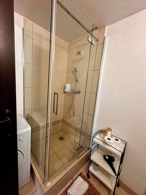 Shower, hair dryer - Conta 1 · Conta One Bedroom Apartment (Bucharest)