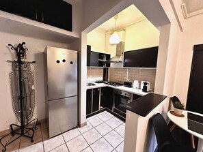 Fridge, oven, stovetop, coffee/tea maker - Conta 1 · Conta One Bedroom Apartment (Bucharest)