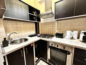 Refrigerador, horno, parrilla de estufa y cafetera y tetera 