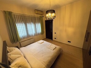 Room - Conta 3 · Conta Three Bedroom Apartment (Bucharest)