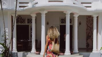 Suíte, sacada, vista para a cidade | Detalhe da fachada