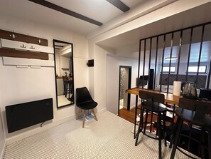 Dining - Cismigiu Ground Floor w Garden View Apartment (Bucharest)
