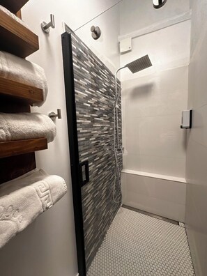 Shower, hair dryer - Cismigiu Ground Floor w Garden View Apartment (Bucharest)