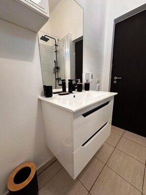 Shower, hair dryer - Cismigiu Park Studio Apartment (Bucharest)