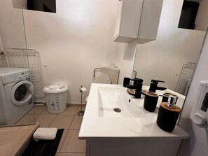 Shower, hair dryer - Cismigiu Park Studio Apartment (Bucharest)