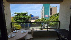 Departamento, vista al mar | Restaurante al aire libre