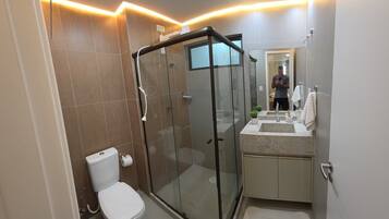 Apartamento, vista para o mar | Banheiro | Chuveiro, toalhas de banho, papel higiênico
