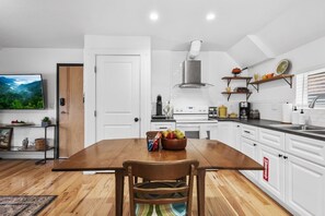Frigorífico, microondas, horno y placa de cocina