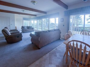 TV, books - Ocean View Retreat on 2 acres (Coos Bay)