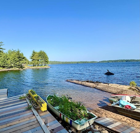 Beach nearby, sun-loungers, beach towels. Mermaid's Retreat - Caribou Lake Cottage!