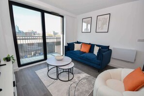 TV, offices - Modern 2 Bedroom Apartment in Manchester w Balcony (Manchester)
