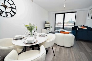 Dining - Modern 2 Bedroom Apartment in Manchester w Balcony (Manchester)