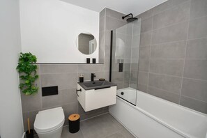 Shower, hair dryer, towels, shampoo - Modern 2 Bedroom Apartment in Manchester w Balcony (Manchester)