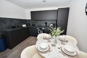 Fridge, microwave, oven, stovetop - Modern 2 Bedroom Apartment in Manchester w Balcony (Manchester)