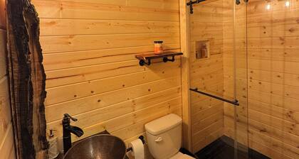 Cozy 2-bedroom cabin at Happy Ass Farm