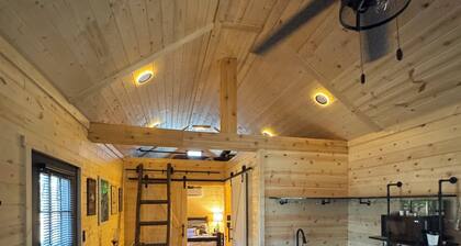 Cozy 2-bedroom cabin at Happy Ass Farm