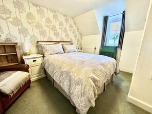 Room - Super Pet-Friendly, Loch Front Cottage with Direct Loch Access and Games Room (Inveraray)