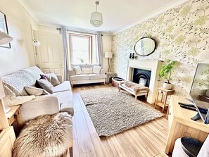 Living area - Super Pet-Friendly, Loch Front Cottage with Direct Loch Access and Games Room (Inveraray)