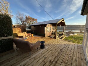 Terrace/patio - Super Pet-Friendly, Loch Front Cottage with Direct Loch Access and Games Room (Inveraray)
