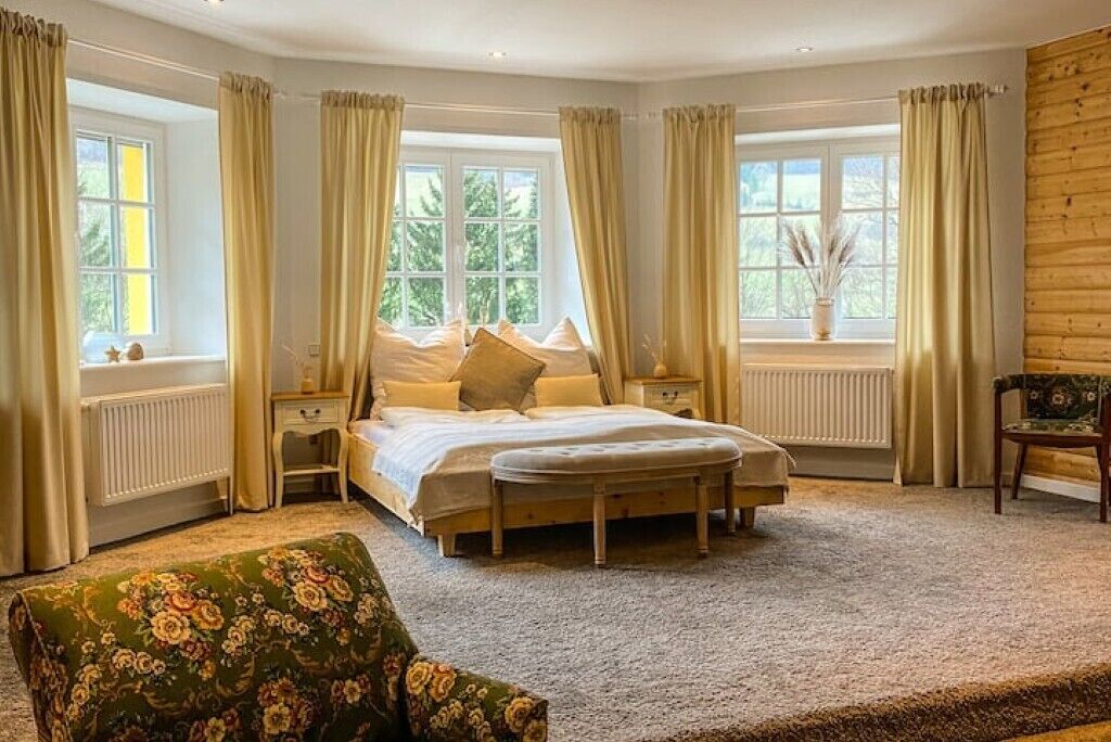 6 bedrooms, WiFi, bed sheets