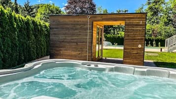 Bain à remous extérieur