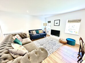 TV - Quay Cottage Luxury 2 Bedroom Cottage in Quiet Spot in Heart of Inveraray - Super Kingsize Bed (Inveraray)