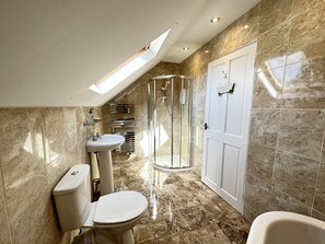 Shower, hair dryer, towels - Quay Cottage Luxury 2 Bedroom Cottage in Quiet Spot in Heart of Inveraray - Super Kingsize Bed (Inveraray)