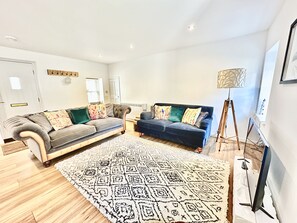 TV - Quay Cottage Luxury 2 Bedroom Cottage in Quiet Spot in Heart of Inveraray - Super Kingsize Bed (Inveraray)