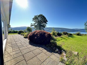 Property grounds - Spacious Sleeps 10 4 Bedroom Cottage in Inveraray, Fantastic Loch Views and Big Garden (Inveraray)