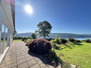 Property grounds - Spacious Sleeps 10 4 Bedroom Cottage in Inveraray, Fantastic Loch Views and Big Garden (Inveraray)