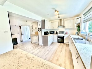 Fridge, microwave, oven, stovetop - Spacious Sleeps 10 4 Bedroom Cottage in Inveraray, Fantastic Loch Views and Big Garden (Inveraray)