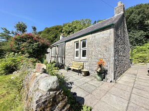 Exterior - Romantic Secluded Cosy Stone Cottage Beside the West Loch, Beautiful Argyll (Tarbert)