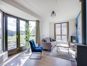 Living room - 6-person Lakeside Sauna Bungalow (Ewijk)