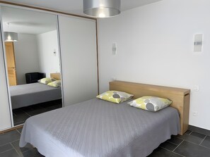 2 makuuhuonetta, silitysrauta/-lauta, Wi-Fi, vuodevaatteet